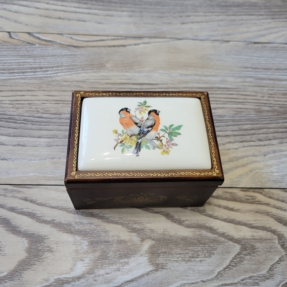 Vintage Japanese handpainted music box Wooden and porcelain - Picture 14 of 14